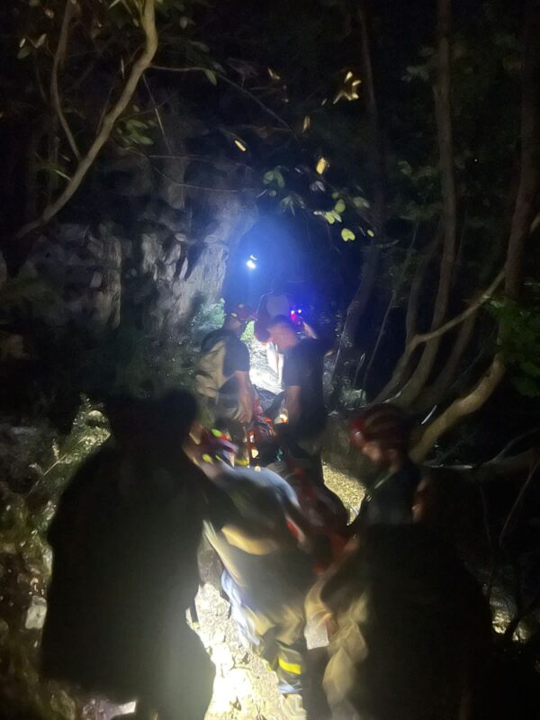 بالصور: انقاذ مواطن جراء سقوطه عند شلال يحشوش 2 بالصور: انقاذ مواطن جراء سقوطه عند شلال يحشوش