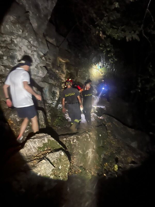 بالصور: انقاذ مواطن جراء سقوطه عند شلال يحشوش 1 بالصور: انقاذ مواطن جراء سقوطه عند شلال يحشوش