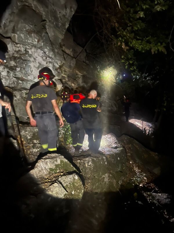 بالصور: انقاذ مواطن جراء سقوطه عند شلال يحشوش 3 بالصور: انقاذ مواطن جراء سقوطه عند شلال يحشوش