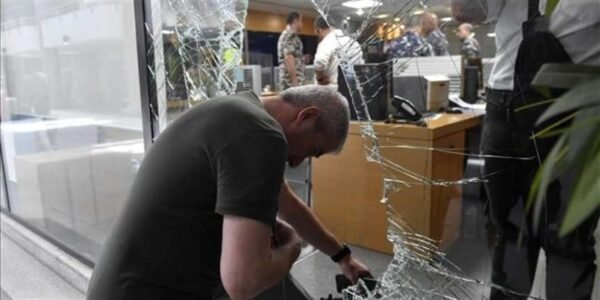 بالفيديو: مودع يقتحم مصرفا في شحيم بقنبلة يدوية 1 بالفيديو: مودع يقتحم مصرفا في شحيم بقنبلة يدوية