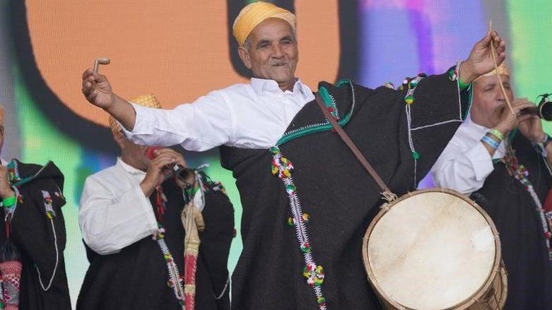 موسيقى جهجوكا المغربية تبهر رواد مهرجان غلاستونبري في إنجلترا