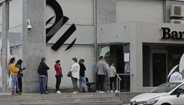 دولارات بالتقسيط.. هل يريح القرار المودعين في لبنان؟