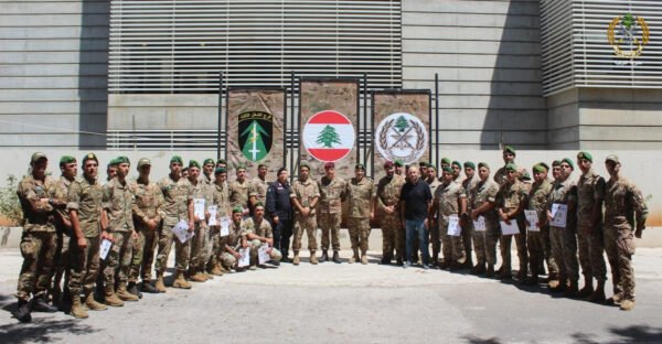 بالصور: حفل تخريج وتوزيع إفادات على عسكريين من فوج التدخل الثالث