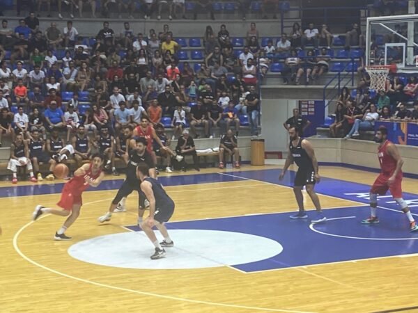 بالصور.. سلة: لبنان يجدّد الفوز على ايران (81-77) ولاعبو وطن الأرز صفقوا طويلاً للجمهور