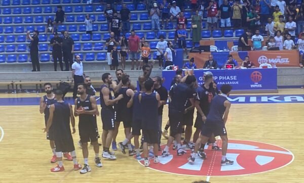 بالصور.. سلة: لبنان يجدّد الفوز على ايران (81-77) ولاعبو وطن الأرز صفقوا طويلاً للجمهور