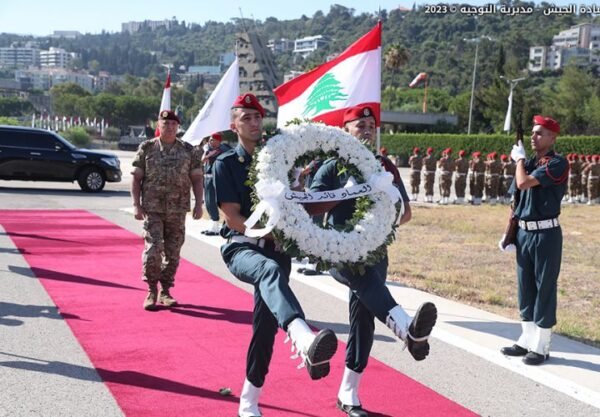 بالصور: قائد الجيش يضع إكليلًا من الزهر على نصب شهداء الجيش