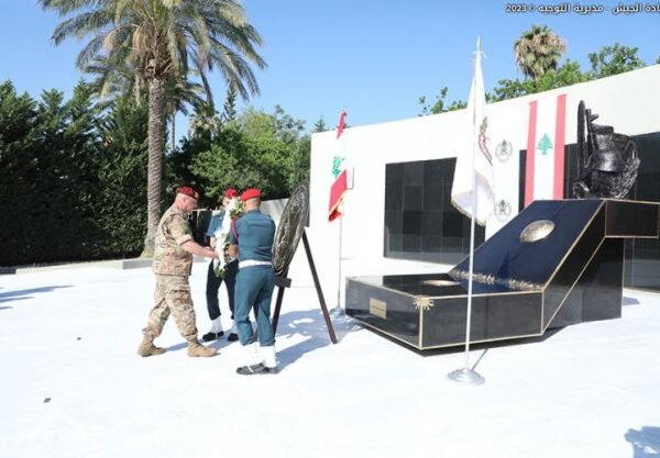 بالصور: قائد الجيش يضع إكليلًا من الزهر على نصب شهداء الجيش