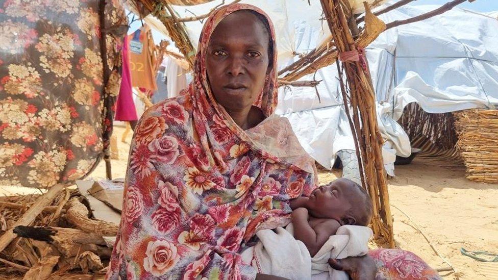 "وضعت حملي وواصلت السير هرباً من القتال في السودان"