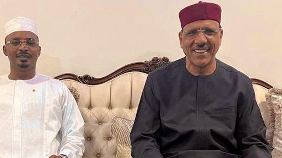 رئيس النيجر المخلوع محمد بازوم يظهر للمرة الأولى منذ الانقلاب ويلتقي زعيم تشاد