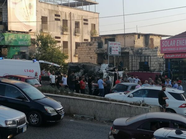 إنقلاب شاحنة عند مستديرة عاليه 3 إنقلاب شاحنة عند مستديرة عاليه