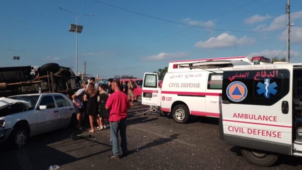 بالصور: ثلاثة جــرحى جراء انقلاب شاحنة على سيارة على اوتوستراد الفيدار 2 بالصور: ثلاثة جــرحى جراء انقلاب شاحنة على سيارة على اوتوستراد الفيدار