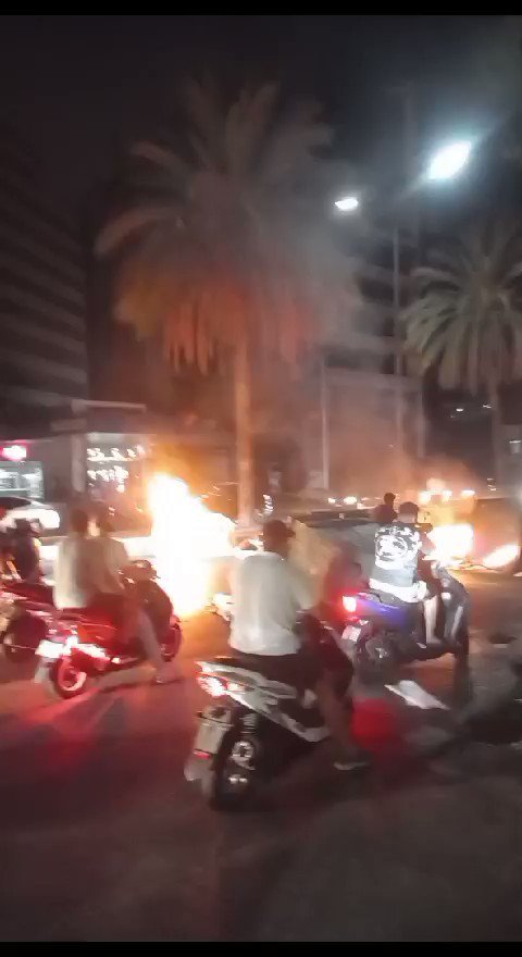 بالفيديو: قطع طريق كورنيش المزرعة بحاويات النفايات والاطارات المشتعلة 1 بالفيديو: قطع طريق كورنيش المزرعة بحاويات النفايات والاطارات المشتعلة