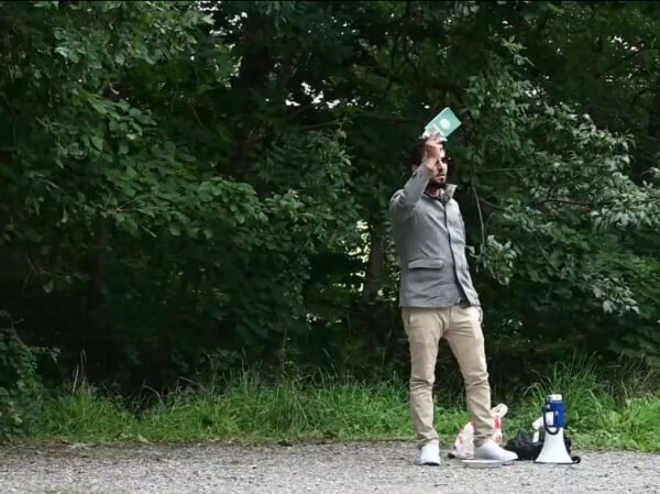 بالفيديو: امرأة تحاول منع حرق القرآن بطفاية في ستوكهولم 1 بالفيديو: امرأة تحاول منع حرق القرآن بطفاية في ستوكهولم