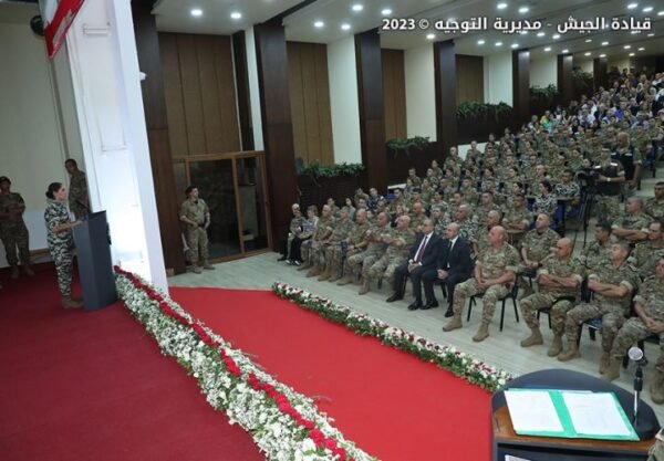 بالصور: قائد الجيش يسلم شهادات التخرج لضباط دورة النقيب الشهيد مارون الليطاني في الكلية الحربية