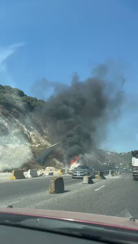 بالفيديو: احتراق سيارة قبل نفق حامات.. وحركة سير كثيفة في المحلة