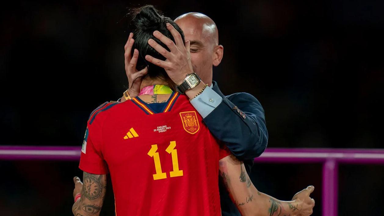 الفيفا يوقف رئيس الاتحاد الإسباني لكرة القدم بسبب قبـلــة كأس العالم