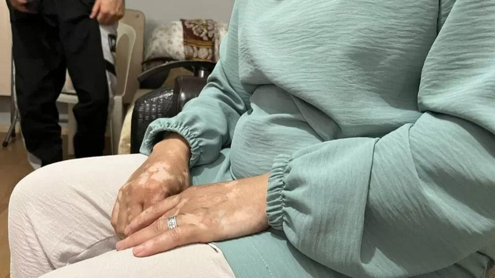“إنهم يستغلون مشاعر أم تبحث عن ابنها”