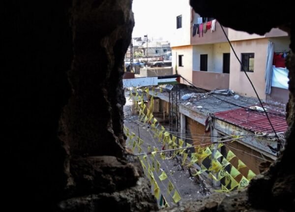 عين الحلوة: 7 أيام من الاشتباكات تحصد 15 قـتـيلاً وأكثر من 150 جـريحًا وتتجدد صباحًا على المحاور كافة