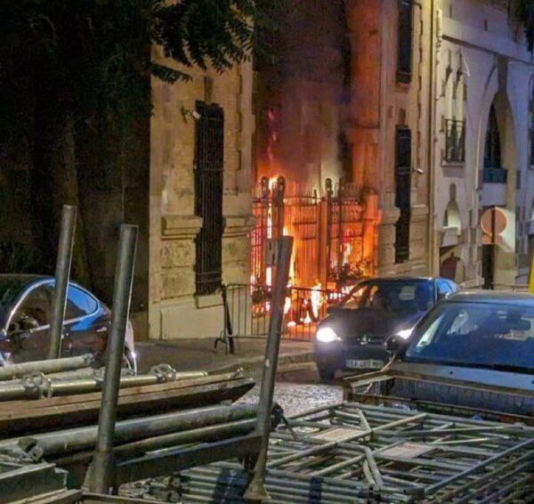 Video :The Iranian Embassy in Paris is attacked by MEK supporters