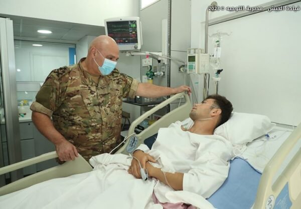بالصور: قائد الجيش تفقّد عسكريَّين جـريــحَين في مستشفى أوتيل ديو