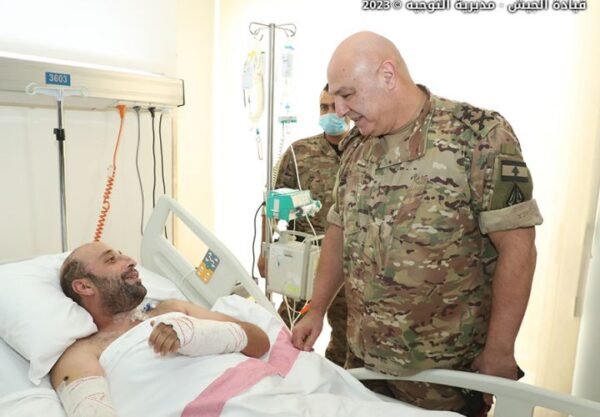بالصور: قائد الجيش تفقّد عسكريَّين جـريــحَين في مستشفى أوتيل ديو