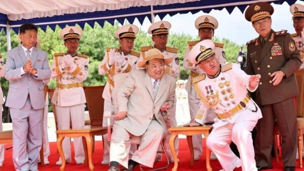 كوريا الشمالية تكشف النقاب عن "غواصة هجوم نووي"