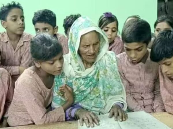 هندية تحقق حلمها بتعلم القراءة والكتابة في سن 92 عاما