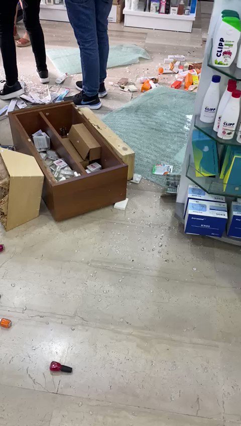 بالفيديو: سيارة تقتحم صيدلية الرحباني في جبيل