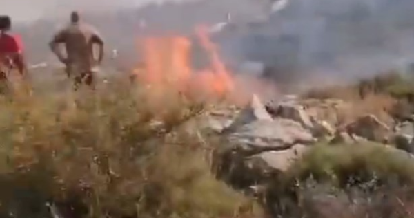 اندلاع حريق جراء القصف الفوسفوري على تلة العزية بين كفركلا وديرميماس