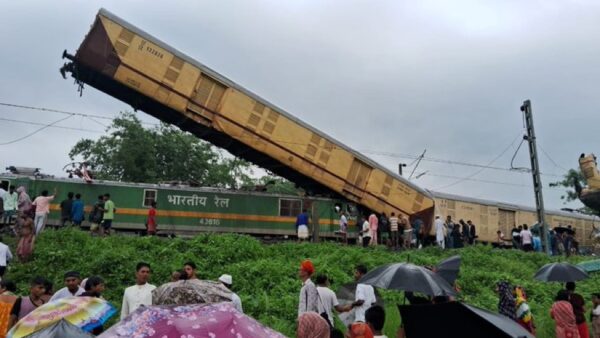 VIDEO: At least 13 people dead after collision involving two trains in India's West Bengal state 3 VIDEO: At least 13 people dead after collision involving two trains in India's West Bengal state