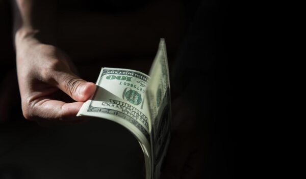هل سيتأثر سعر الدولار بتوقيف سلامة؟
