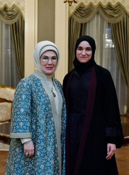 أول صورة تجمع زوجة الشرع "لطيفة الدروبي" ، مع زوجة أردوغان