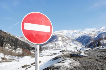 الطرقات الجبلية المقطوعة بسبب تراكم الثلوج 1 الطرقات الجبلية المقطوعة بسبب تراكم الثلوج