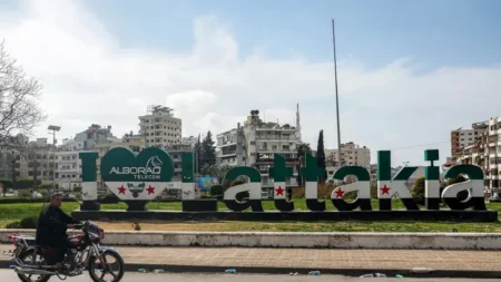 موجة نزوح من ساحل سوريا إلى شمال لبنان.. ونائب يحذر