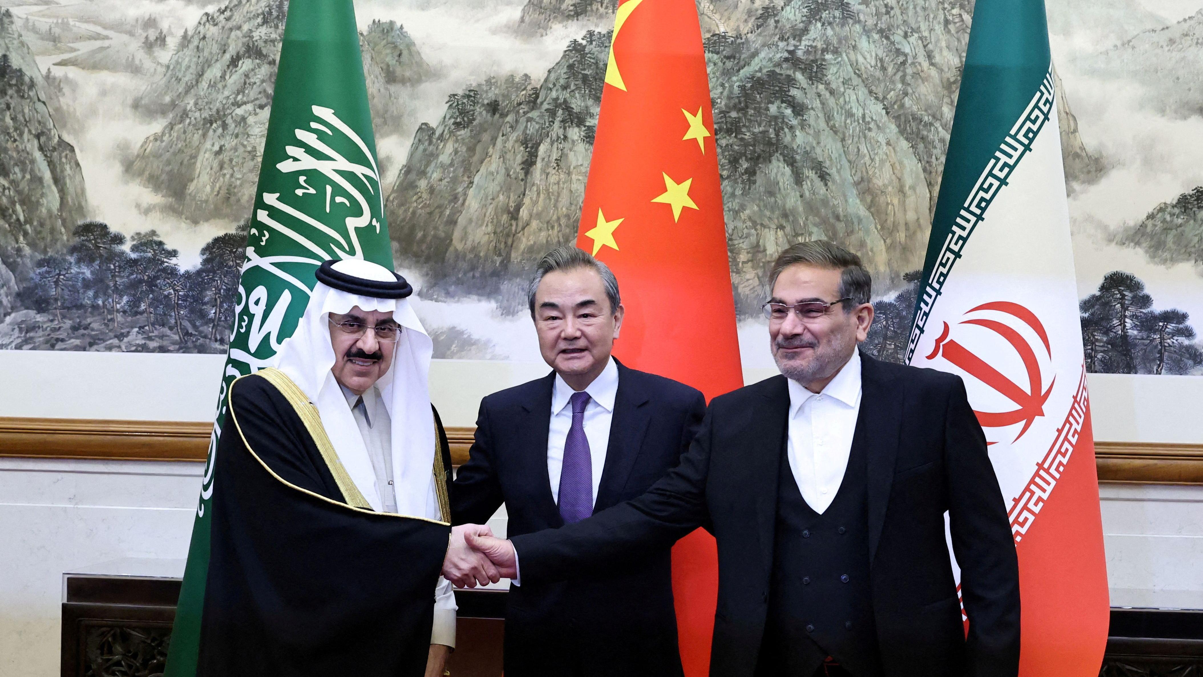 هل تلعب السعودية دور الوسيط بين طهران وواشنطن؟ 2 مسؤولون من السعودية وإيران والصين.