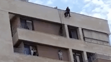بالفيديو: لحظات مرعبة في الأشرفية.. عاملة إثيوبية ترمي نفسها والدفاع المدني يتدخل في اللحظة الأخيرة