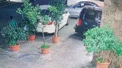 بالفيديو: مسلح يهاجم فتاة داخل سيارتها في رأس النبع