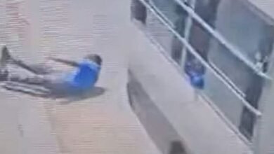 بالفيديو: سقوط تلميذ من باص نقل خاص يثير غضب وزارة التربية وتوجيهات صارمة لمحاسبة المخالفين