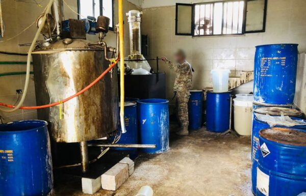 ضبط مصنع كبتاغون عند الحدود اللبنانية السورية.. الجيش يداهم ويكشف المستور 1 ضبط مصنع كبتاغون عند الحدود اللبنانية السورية.. الجيش يداهم ويكشف المستور