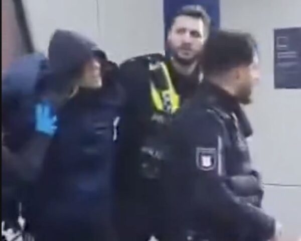 𝗔𝗟𝗘𝗥𝗧𝗘 𝗜𝗡𝗙𝗢 — Attaque au couteau à Hambourg : une femme arrêtée