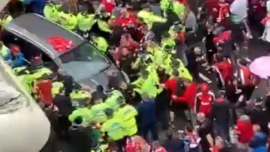 VIDEO: une voiture a renversé plusieurs piétons lors du défilé de célébration à Liverpool