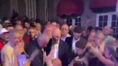 بالفيديو: سمير جعجع يحتفل بفوز لائحة الجمهورية القوية في بشري 18-0
