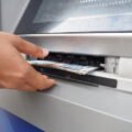 عملاء يواجهون مشاكل في السوق بعد سحب دولارات فئة المئة من الـATM