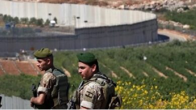 الجيش اللبناني يزيل علم لواء غولاني وسواتر في عيتا الشعب