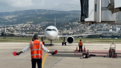 بالفيديو: اندلاع النيران في طائرة تقل زواراً لبنانيين بمطار بغداد الدولي.. وفرق الإطفاء تتدخل سريعاً