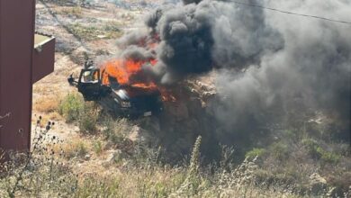 بالفيديو: غارة جوية تستهدف سيارة قرب مسجد قيد الإنشاء في وادي النميرية