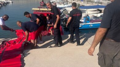 بالصور والفيديو: الدفاع المدني يعالج بقعة تلوّث بحري على شاطئ الجيّة
