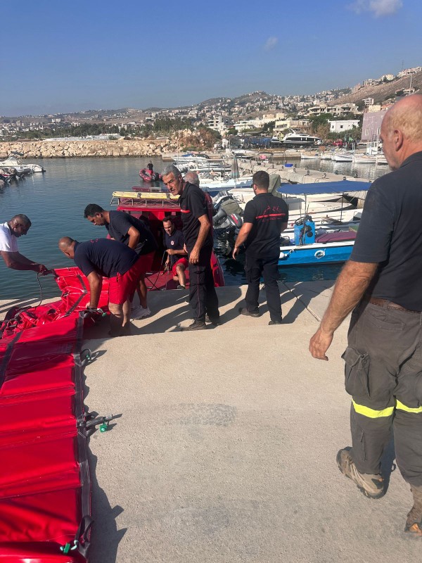 بالصور والفيديو: الدفاع المدني يعالج بقعة تلوّث بحري على شاطئ الجيّة 1 شاطئ الجيّة