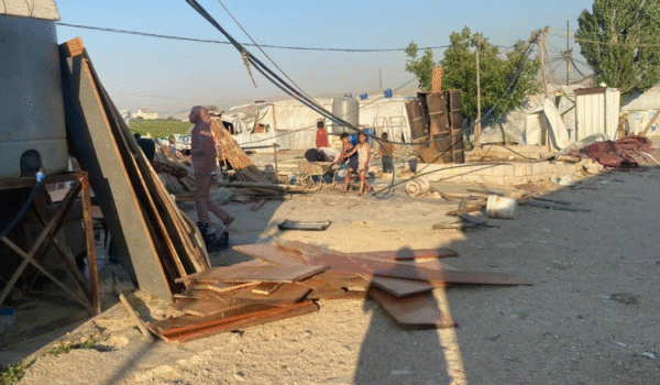 إخلاء مخيم نازحين سوريين على ضفاف الليطاني بعد إنذار رسمي والمصلحة تحذّر من المخالفات 1 إخلاء مخيم نازحين سوريين على ضفاف الليطاني بعد إنذار رسمي والمصلحة تحذّر من المخالفات