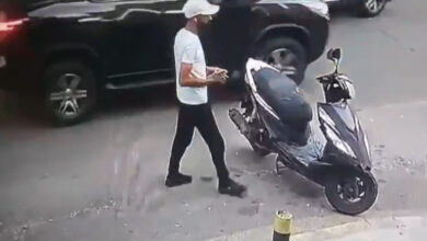سرقة دراجة نارية في الروشة – فيديو يوثق الجريمة!